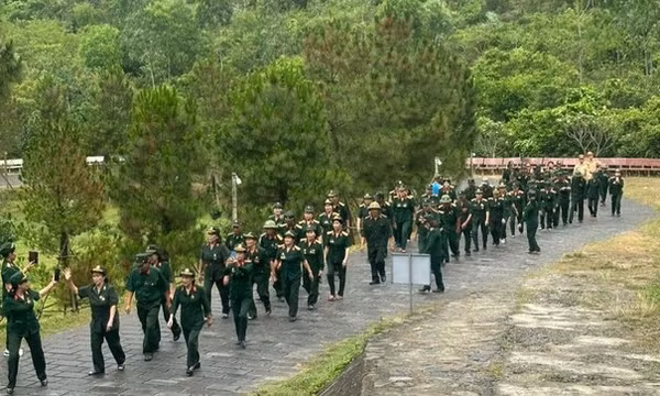 Dòng người viếng mộ Đại tướng Võ Nguyên Giáp trong ngày chiến thắng Điện Biên Phủ