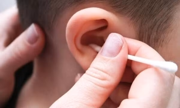 Có nên lấy ráy tai thường xuyên cho trẻ?
