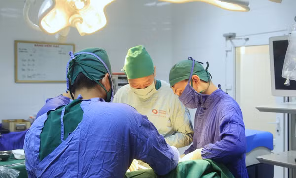 Phẫu thuật thành công cho người bệnh đồng thời mắc ung thư trực tràng và ung thư buồng trứng hiếm gặp