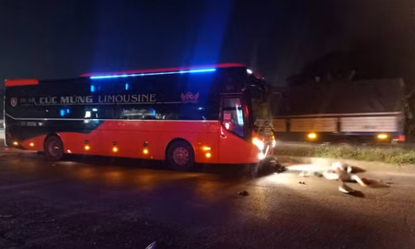 Va chạm xe khách và xe máy "kẹp 3" ở Ninh Bình, 2 thanh niên tử vong tại chỗ, 1 người bị thương