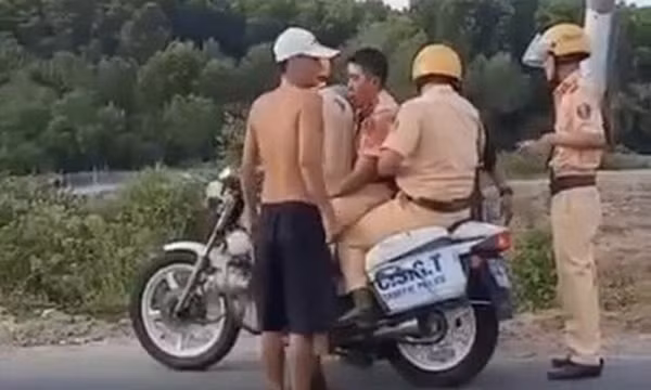 Xe CSGT huyện Cần Giờ va chạm xe máy khác, 3 người nguy kịch