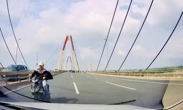 Khởi tố thanh niên chạy xe ngược chiều trên cầu Nhật Tân, tông vào ô tô