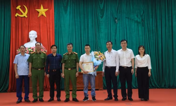 Khen thưởng người đàn ông mặc sơ mi trắng cứu người trong vụ cháy ở Hà Nội
