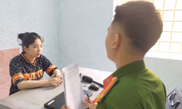 Cô gái trẻ bị bắt vì bán ma túy qua mạng