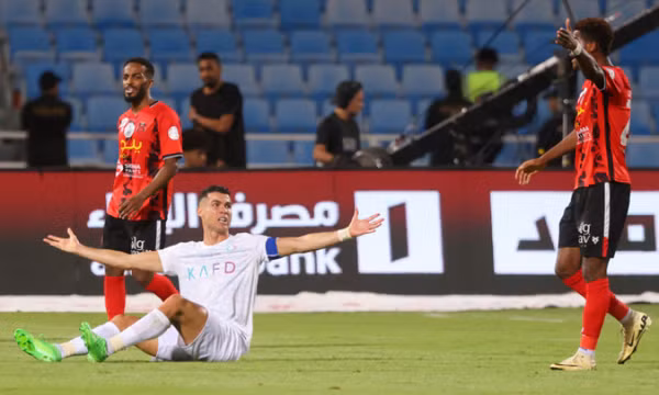 Ronaldo mờ nhạt, Al Nassr thoát thua phút 97