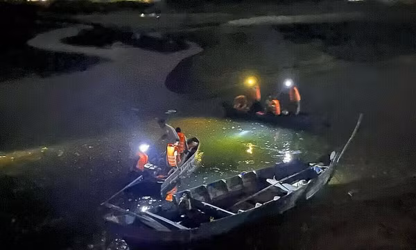 Ghe chở 6 công nhân xây cao tốc bị lật trên sông