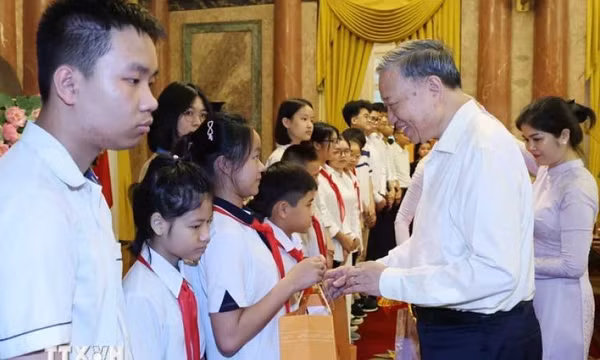 Chủ tịch nước gặp mặt, biểu dương con liệt sĩ công an, con nuôi công an xã, thiếu nhi tiêu biểu