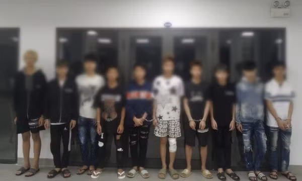 Nhóm thiếu niên dùng tuýp sắt gắn dao chém đứt gân tay, cướp xe máy người đi đường ở Hà Nội