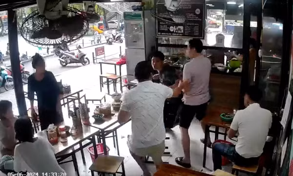 Xác minh vụ bỗng 'nhìn chằm chằm' rồi rút dao đâm trọng thương người cùng bàn ăn