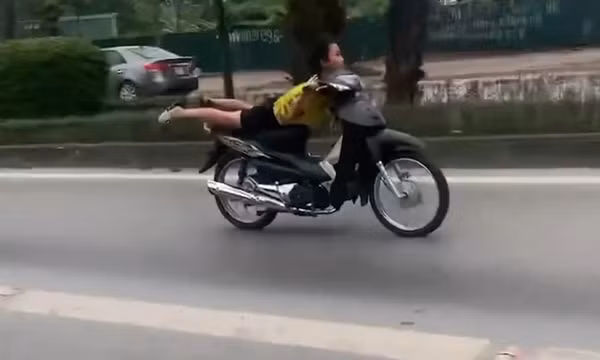 Xác minh clip thanh niên nằm trên yên xe, lao vun vút ở làn xe buýt BRT