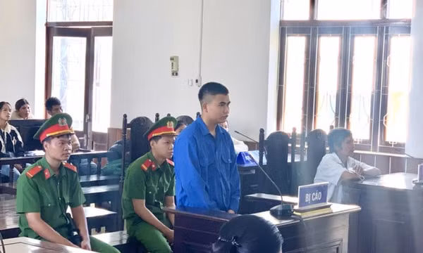 Sát hại cha dượng vì xin 10 nghìn đồng không cho