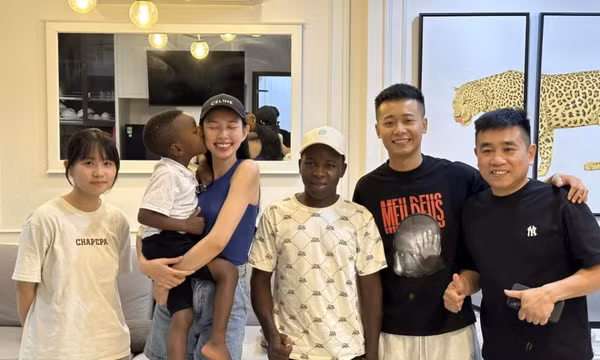 Hoa hậu Thùy Tiên hội ngộ Quang Linh Vlogs, lên tiếng về tin đồn tiêu cực