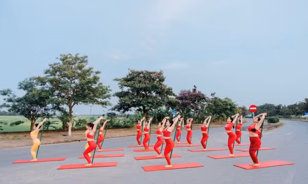 Thêm một nhóm yoga ra giữa đường quay video 'cúng' Facebook bị xử phạt