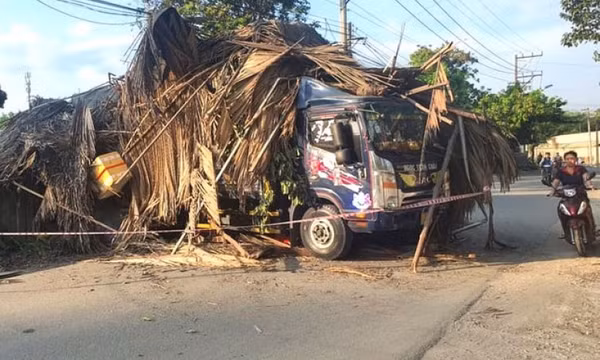 Tập lái xe tải, cán chết người đang ngủ ở chòi lá