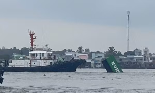 Nhiều container rơi xuống sông Đồng Nai, trôi về phà Cát Lái sau va chạm