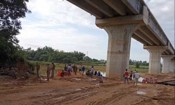 Sập cầu tạm, 2 công nhân bị nước cuốn trôi