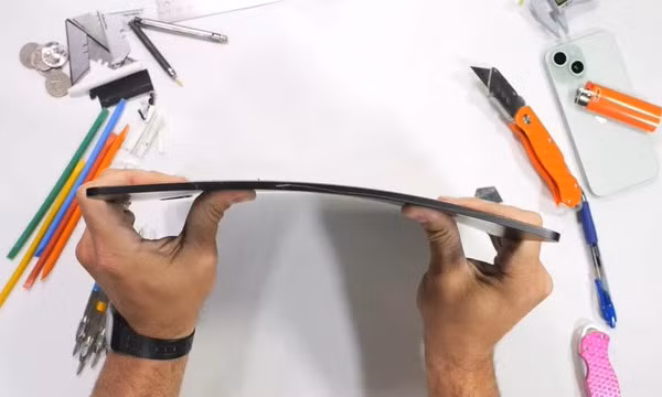 Kiểm tra độ bền iPad Pro M4 siêu mỏng: Liệu có dễ bị bẻ cong? Câu trả lời hoàn toàn bất ngờ