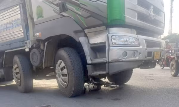 Xe tải va chạm xe đạp điện, 2 bà cháu thương vong