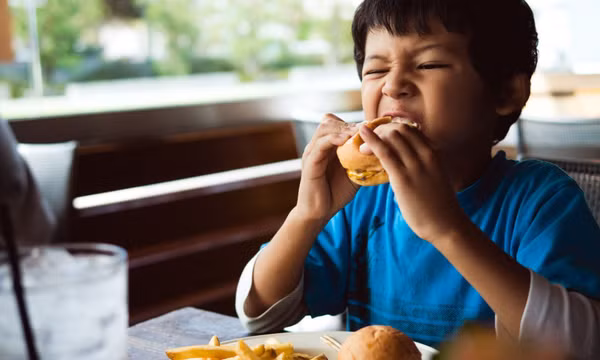 4 cách đối phó với trẻ kén ăn thay vì thỏa hiệp