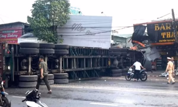 Xe container lật nhào lao vào nhà dân ở Bình Dương