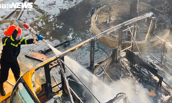 Cháy rụi 40 xe điện trong khuôn viên Trường CĐ Điện lực Miền Trung