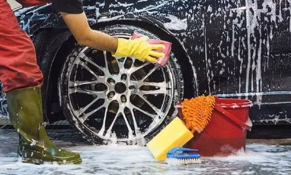 Có nên dùng bột giặt, nước rửa chén để rửa ô tô?