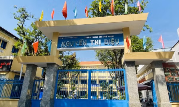 Cô giáo lớp 12 cho 6 học sinh đánh bạn trước lớp