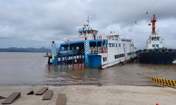 Phà ra đảo Cát Bà suýt chìm