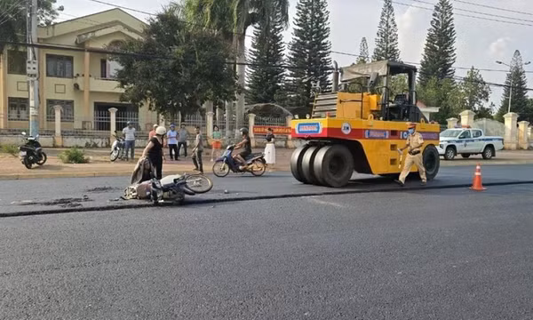 Xe máy va chạm xe lu đang thi công khiến một cháu bé tử vong