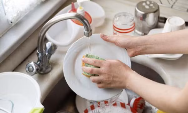 Rửa chén bát không đúng dễ khiến chất độc xâm nhập cơ thể