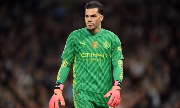 Ederson tiếp tục nhận thêm hung tin