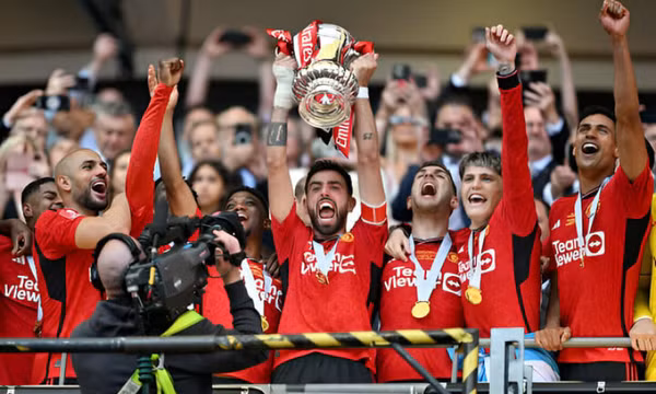 Man Utd vô địch FA Cup, 4 CLB Premier League buồn lòng