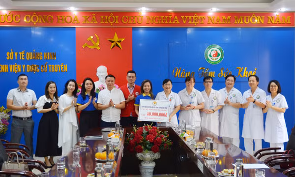 Tiếp nhận hỗ trợ “Nồi cháo nhân ái” tại Bệnh viện Y dược cổ truyền Quảng Ninh
