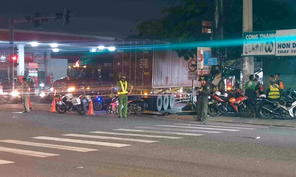 Nam thanh niên loạng choạng ngã vào bánh xe container bị cán tử vong
