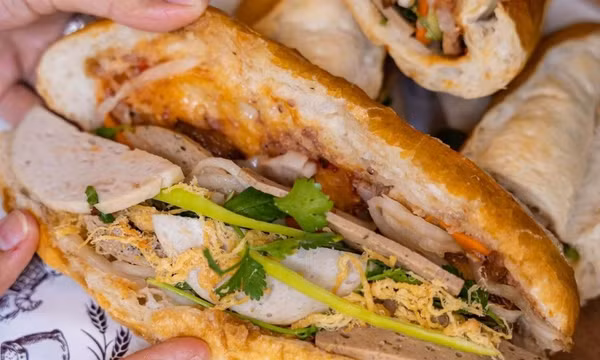 Lý do bánh mì và sushi dễ gây ngộ độc tập thể
