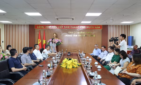 Đoàn đại biểu các Đài Phát thanh - Truyền hình làm việc, tham quan Trung tâm Truyền thông tỉnh Quảng Ninh