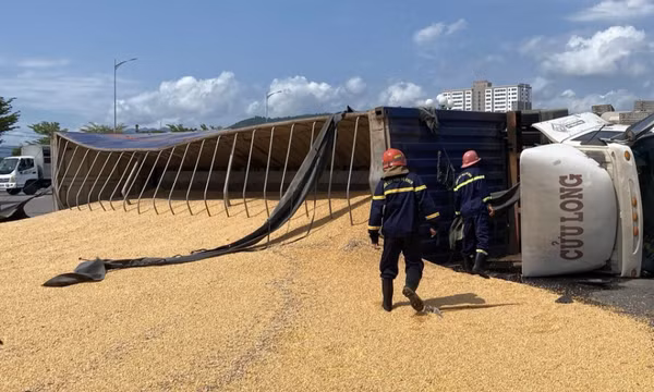 Xe container lật nghiêng khi ôm cua, hàng chục tấn bắp đổ tràn đường