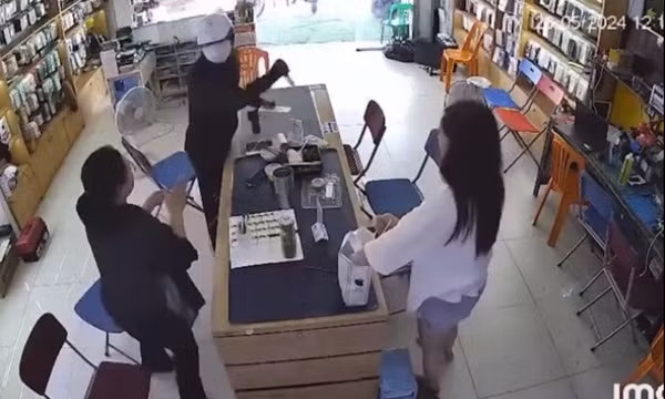 Nghi phạm cầm vật giống súng cướp cửa hàng điện thoại đã sa lưới