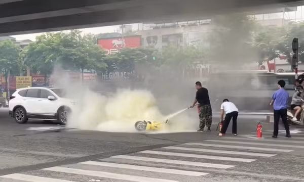 Xe máy bốc cháy dữ dội sau khi va chạm với ô tô