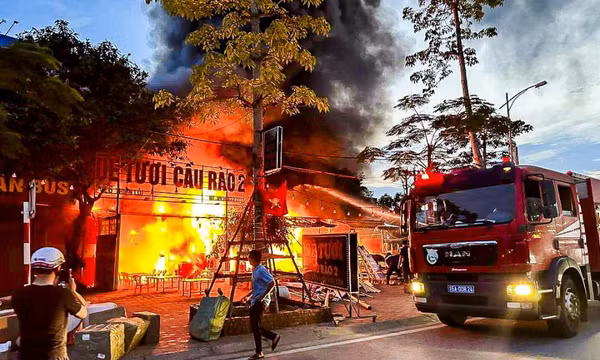 Sau tiếng nổ lớn, quán ăn ở Hải Phòng bốc cháy dữ dội