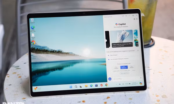 Cận cảnh máy tính AI đầu tiên của Microsoft, tích hợp phím Copilot