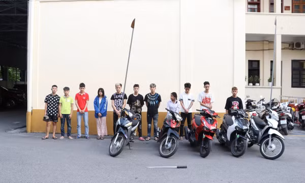 Công an Hạ Long: Tạm giữ 6 thanh niên mang dao kiếm "diễu phố" trong đêm