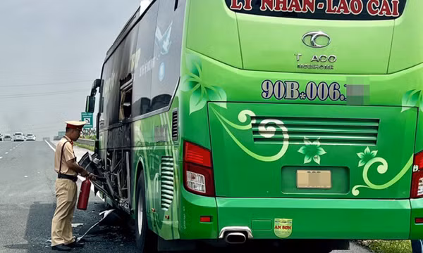 Ô tô khách bốc cháy trên cao tốc Pháp Vân - Cầu Giẽ