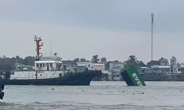 Nguyên nhân ban đầu tàu Singapore và sà lan tông nhau trên sông Sài Gòn