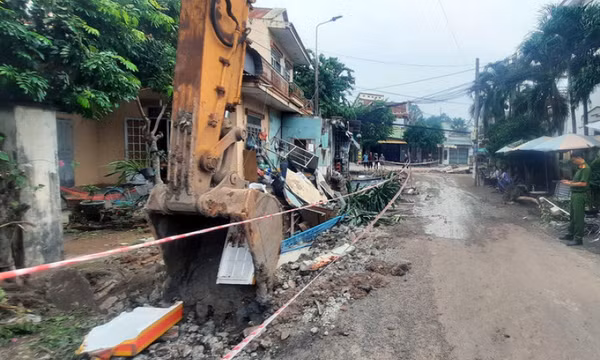 Nguyên nhân vụ hàng rào cạnh công trình đổ sập đè cụ bà bị thương