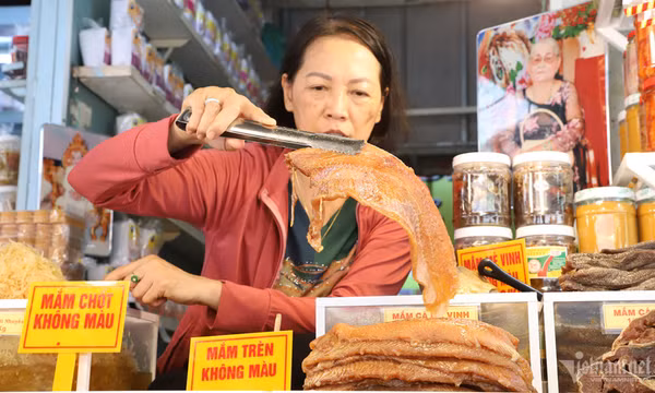 Mê mẩn ghé chợ trăm năm tuổi được ví như 'vương quốc mắm' miền Tây