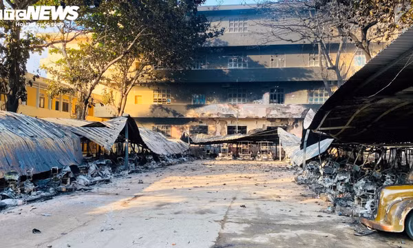 Cận cảnh 40 xe điện du lịch cháy rụi trong Trường CĐ Điện lực Miền Trung