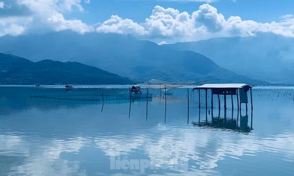 'Tuyệt tình cốc' huyền ảo trên vịnh Lăng Cô
