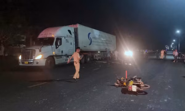 Tông đuôi container đang dừng bên đường, hai cha con chết thảm