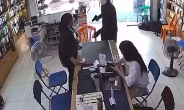 Truy bắt đối tượng nghi cầm súng và dao cướp cửa hàng điện thoại ở Nghệ An